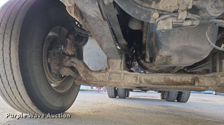 image for item DT7027 2001 International 9100i semi truck