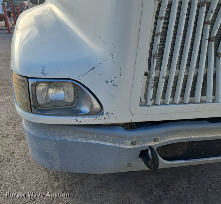 image for item DT7027 2001 International 9100i semi truck