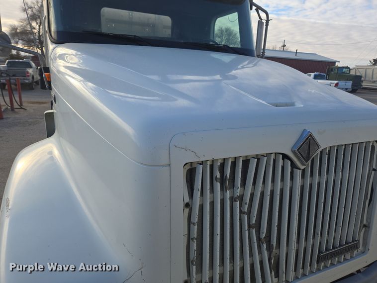 image for item DT7027 2001 International 9100i semi truck