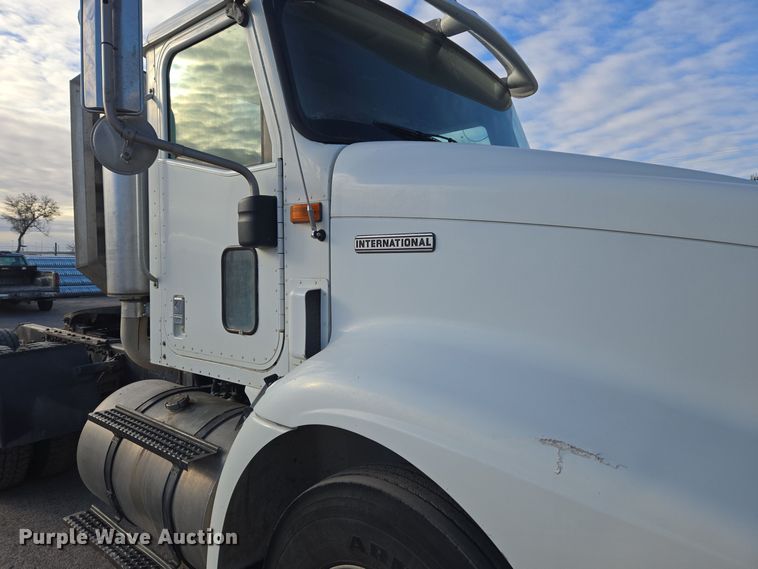 image for item DT7027 2001 International 9100i semi truck