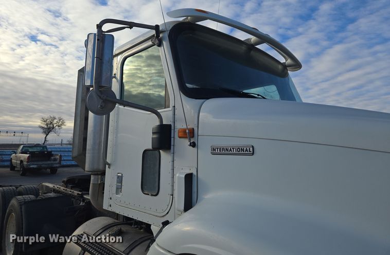 image for item DT7027 2001 International 9100i semi truck