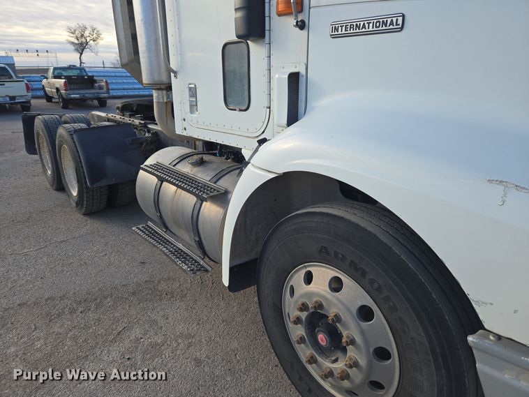 image for item DT7027 2001 International 9100i semi truck