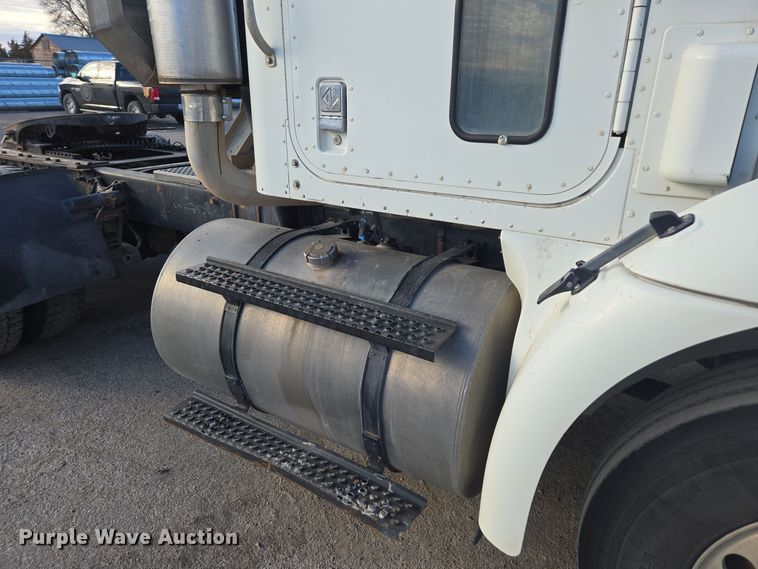 image for item DT7027 2001 International 9100i semi truck