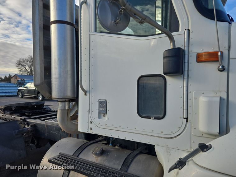 image for item DT7027 2001 International 9100i semi truck