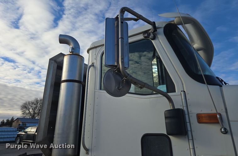 image for item DT7027 2001 International 9100i semi truck