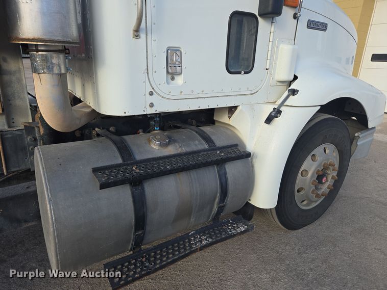 image for item DT7027 2001 International 9100i semi truck