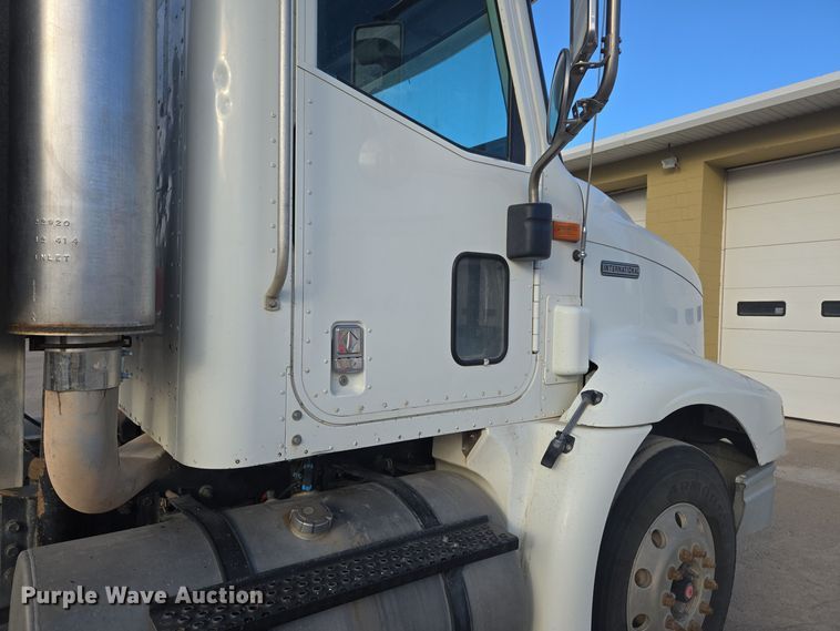 image for item DT7027 2001 International 9100i semi truck