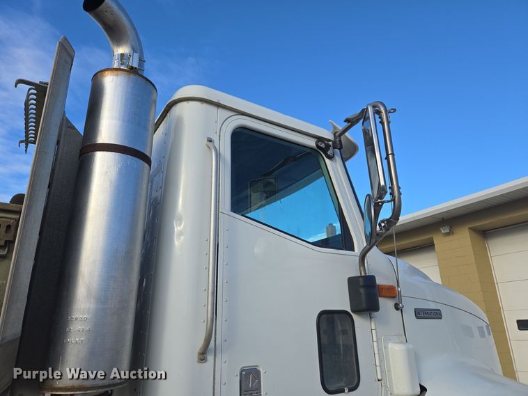 image for item DT7027 2001 International 9100i semi truck