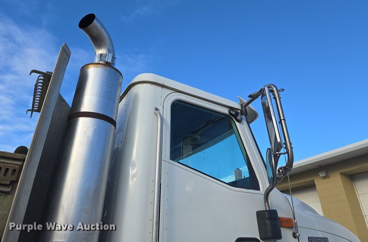 image for item DT7027 2001 International 9100i semi truck