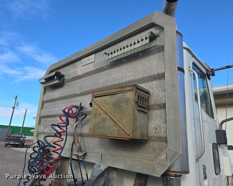 image for item DT7027 2001 International 9100i semi truck