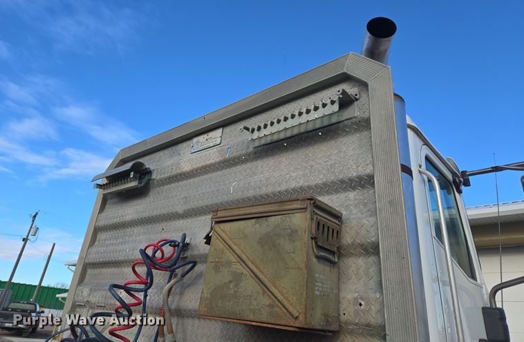 image for item DT7027 2001 International 9100i semi truck