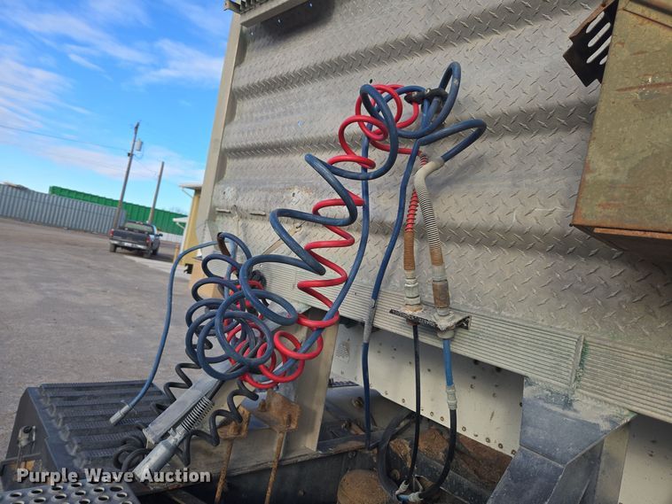 image for item DT7027 2001 International 9100i semi truck