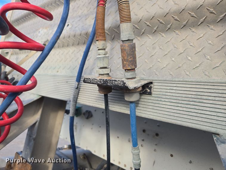 image for item DT7027 2001 International 9100i semi truck