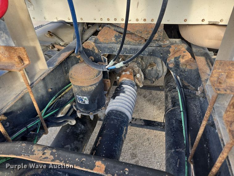 image for item DT7027 2001 International 9100i semi truck