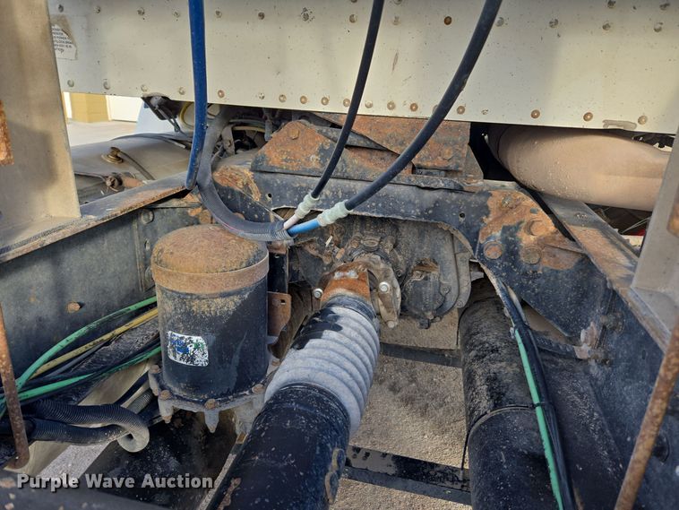 image for item DT7027 2001 International 9100i semi truck