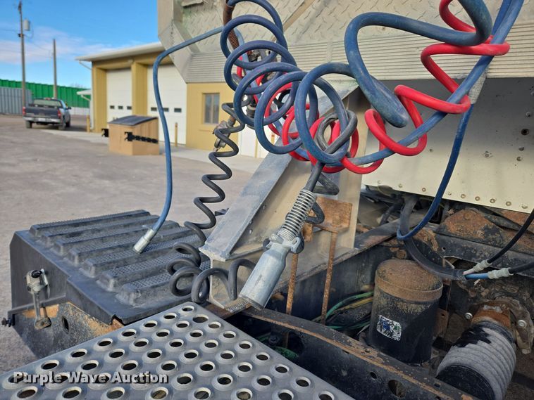 image for item DT7027 2001 International 9100i semi truck