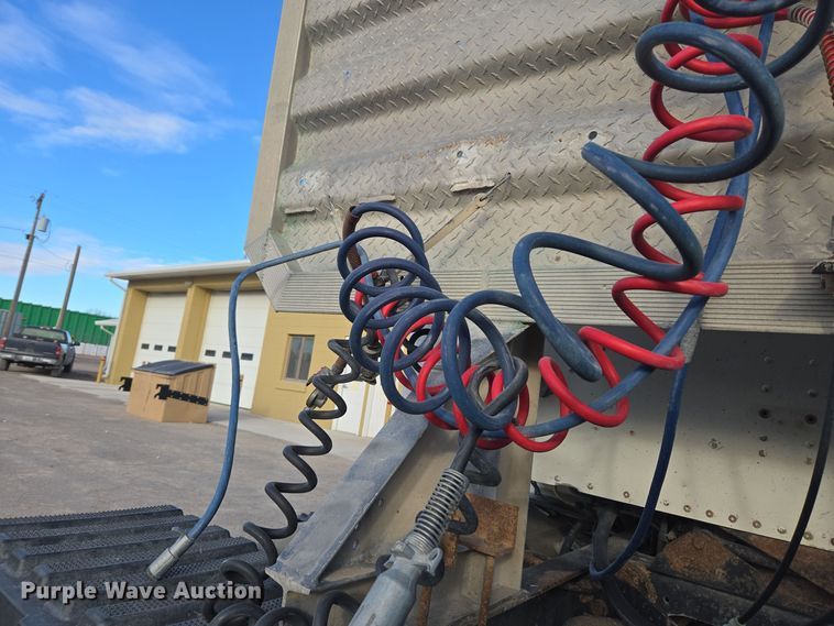 image for item DT7027 2001 International 9100i semi truck