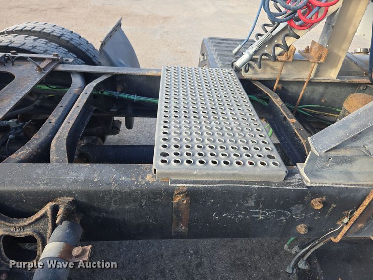 image for item DT7027 2001 International 9100i semi truck