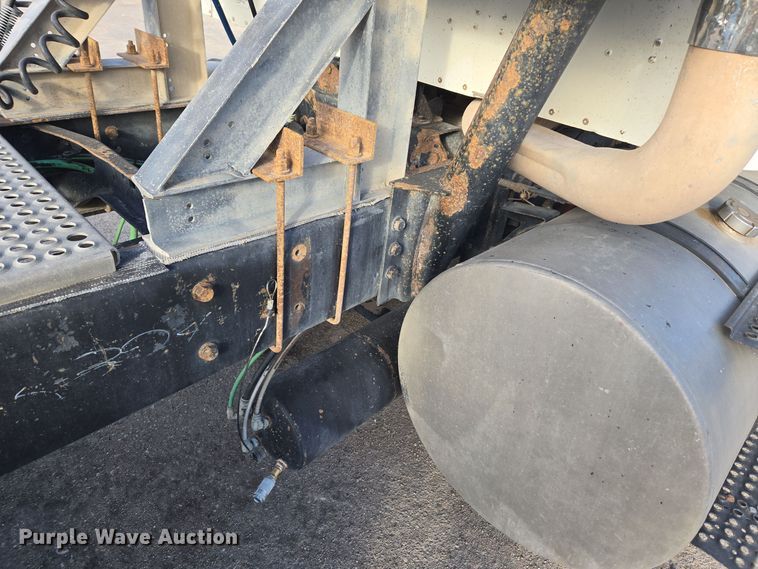 image for item DT7027 2001 International 9100i semi truck