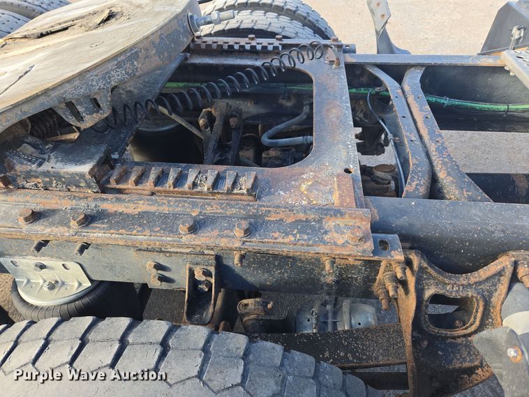 image for item DT7027 2001 International 9100i semi truck