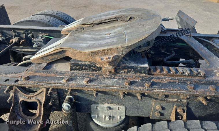 image for item DT7027 2001 International 9100i semi truck