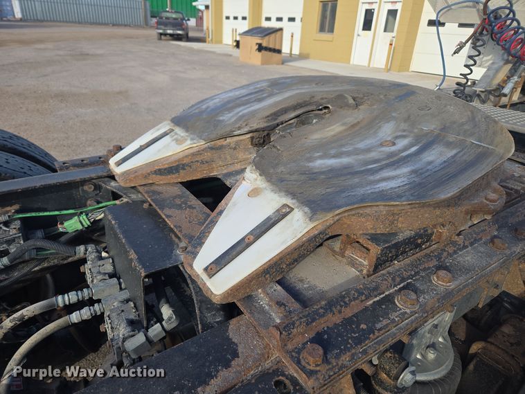 image for item DT7027 2001 International 9100i semi truck