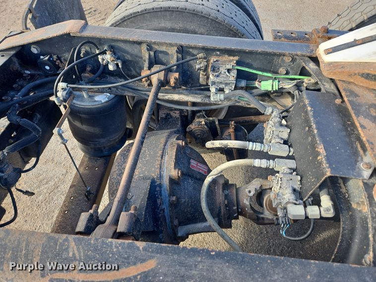 image for item DT7027 2001 International 9100i semi truck