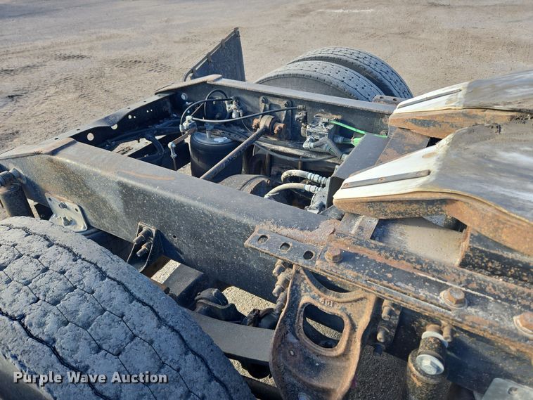 image for item DT7027 2001 International 9100i semi truck