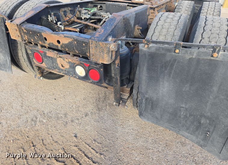 image for item DT7027 2001 International 9100i semi truck