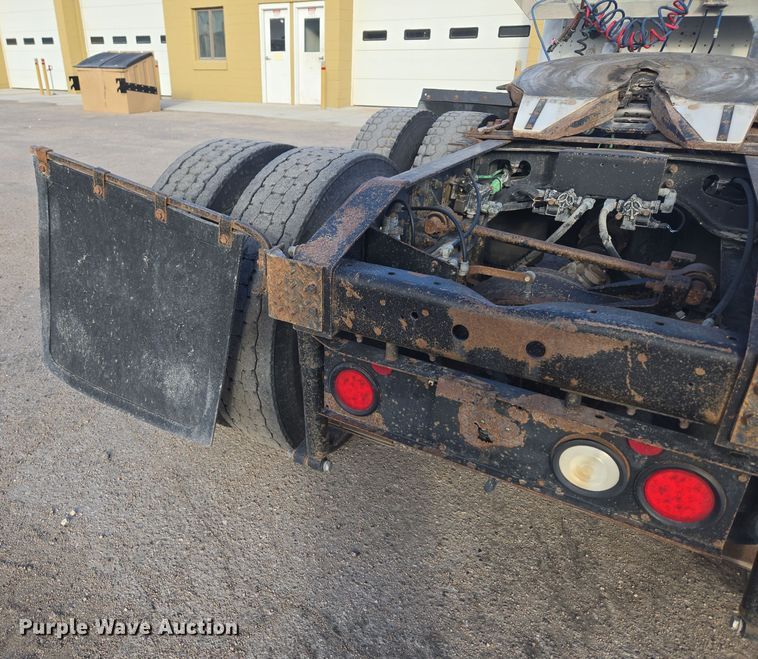 image for item DT7027 2001 International 9100i semi truck