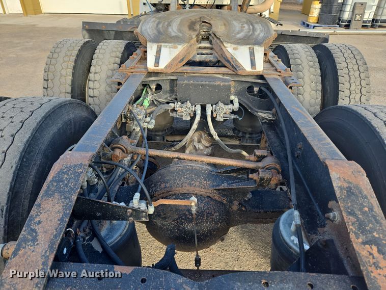 image for item DT7027 2001 International 9100i semi truck