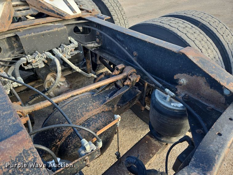 image for item DT7027 2001 International 9100i semi truck