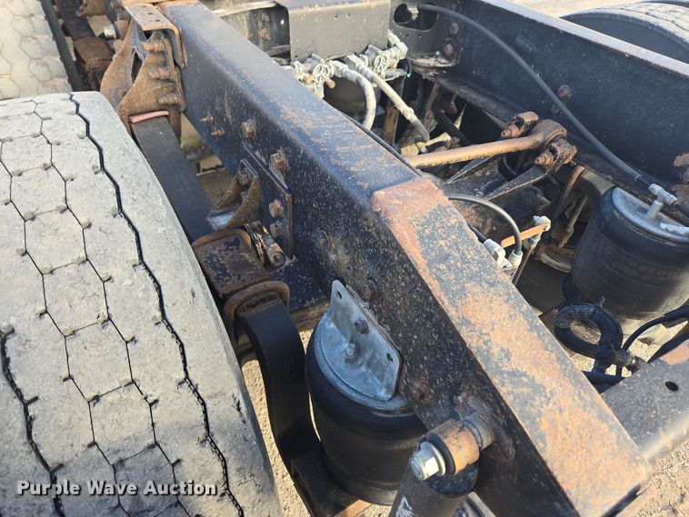 image for item DT7027 2001 International 9100i semi truck