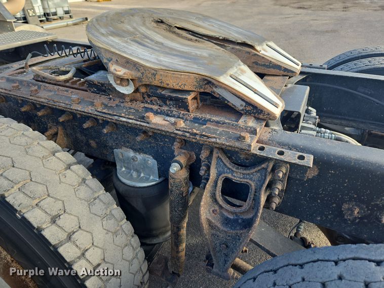 image for item DT7027 2001 International 9100i semi truck