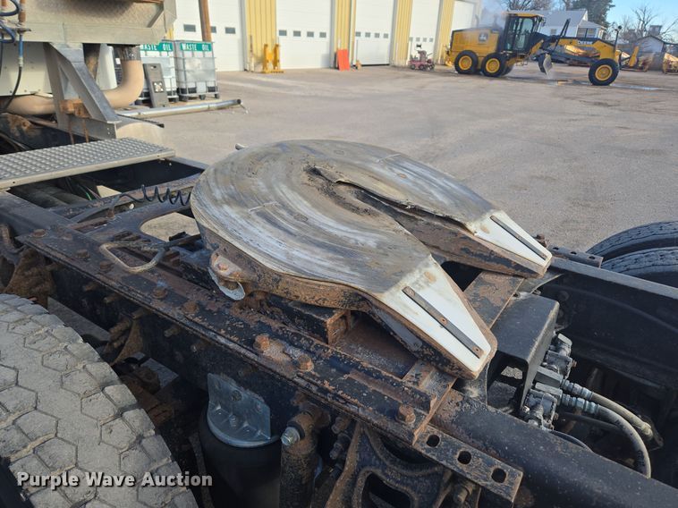 image for item DT7027 2001 International 9100i semi truck