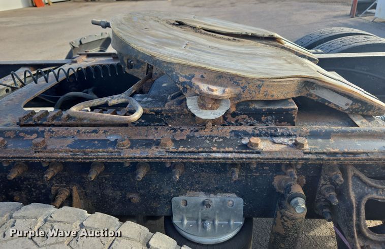 image for item DT7027 2001 International 9100i semi truck