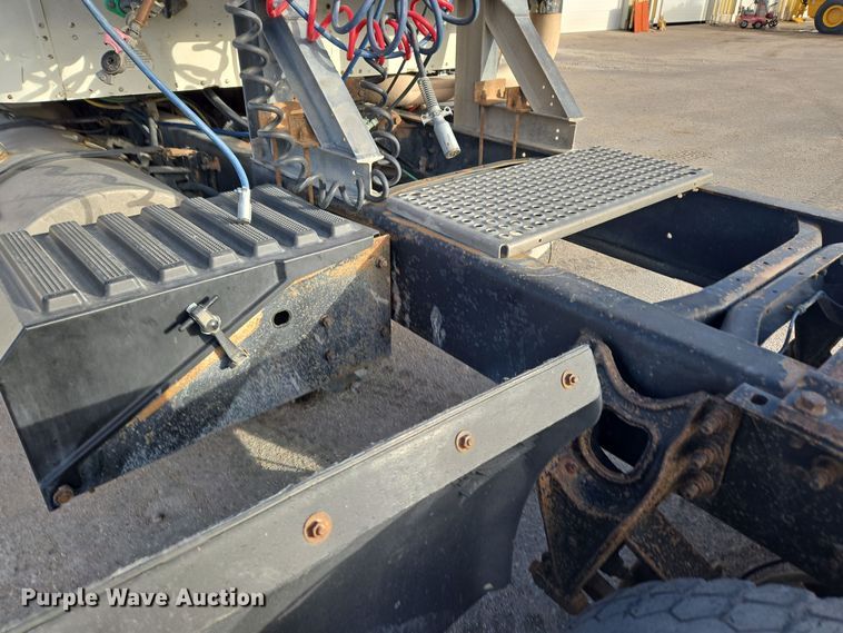 image for item DT7027 2001 International 9100i semi truck