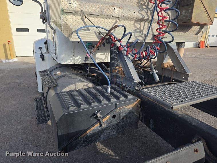 image for item DT7027 2001 International 9100i semi truck