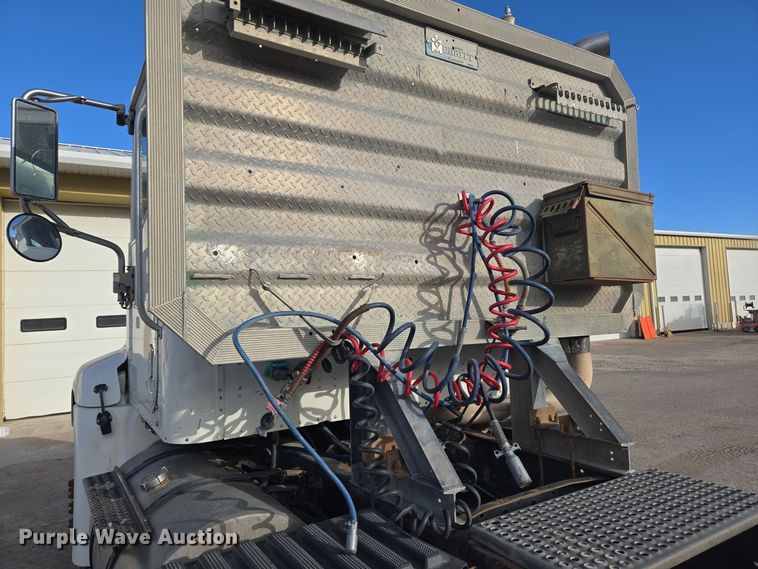 image for item DT7027 2001 International 9100i semi truck