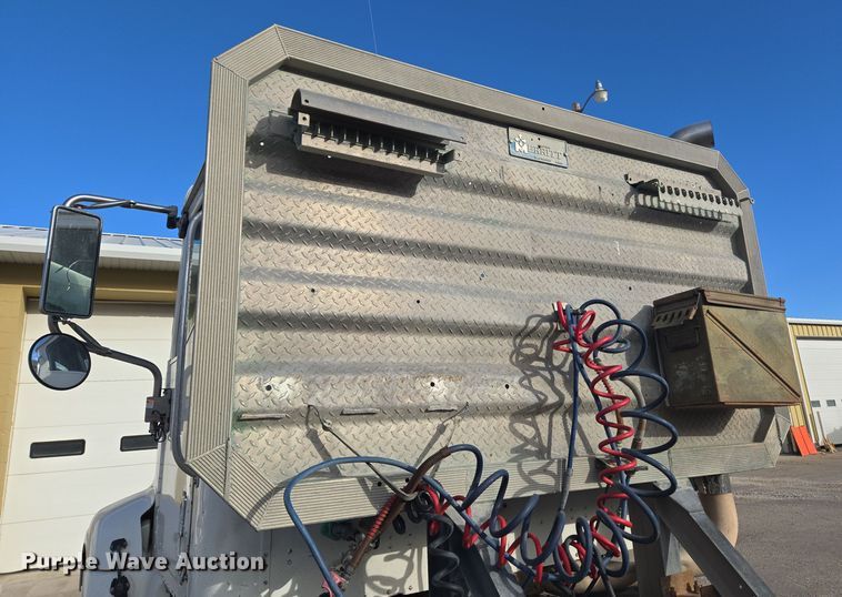 image for item DT7027 2001 International 9100i semi truck