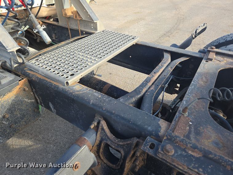 image for item DT7027 2001 International 9100i semi truck