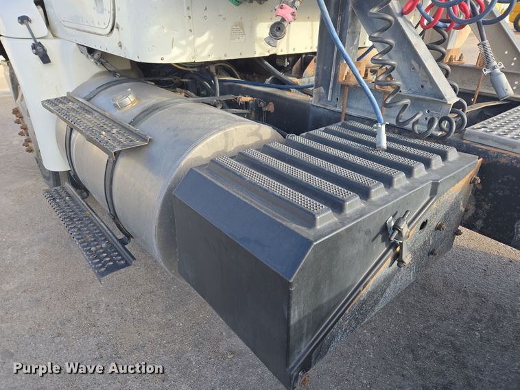 image for item DT7027 2001 International 9100i semi truck