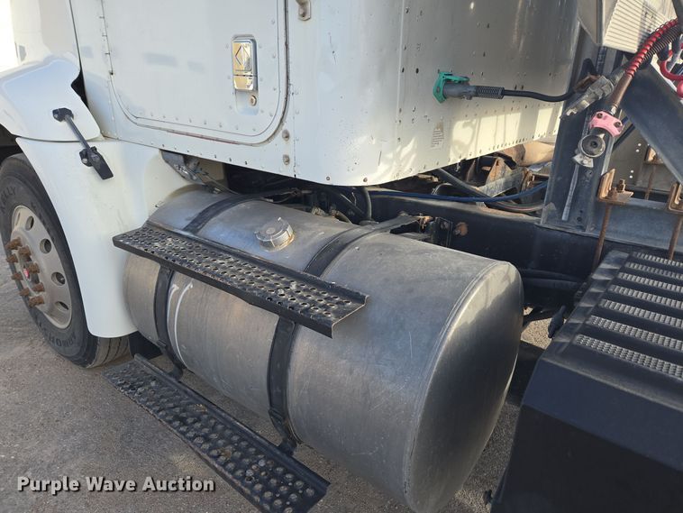 image for item DT7027 2001 International 9100i semi truck