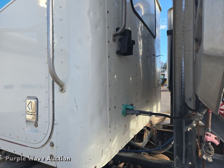 image for item DT7027 2001 International 9100i semi truck