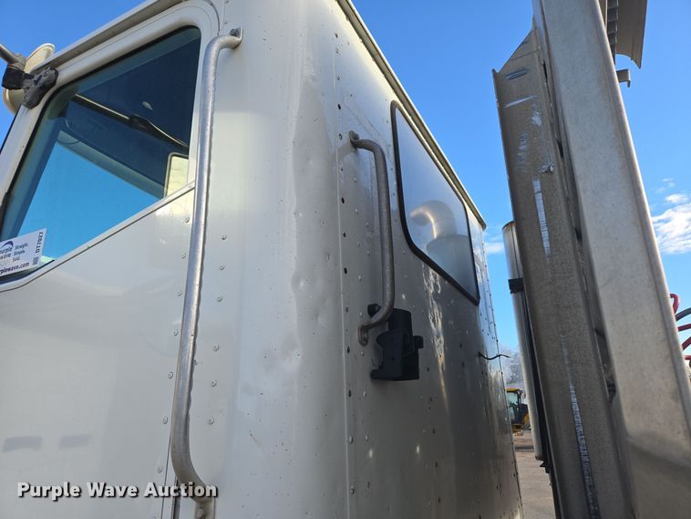 image for item DT7027 2001 International 9100i semi truck