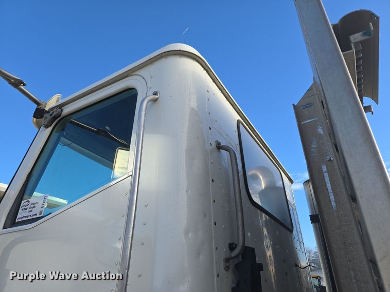 image for item DT7027 2001 International 9100i semi truck