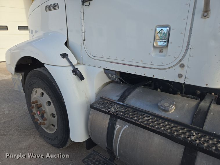 image for item DT7027 2001 International 9100i semi truck