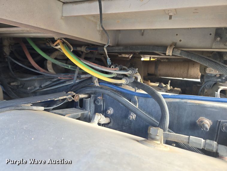 image for item DT7027 2001 International 9100i semi truck