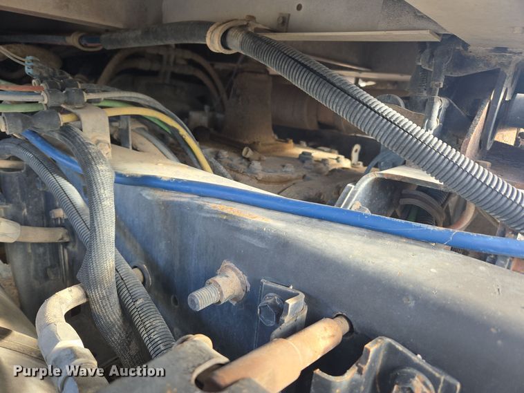 image for item DT7027 2001 International 9100i semi truck