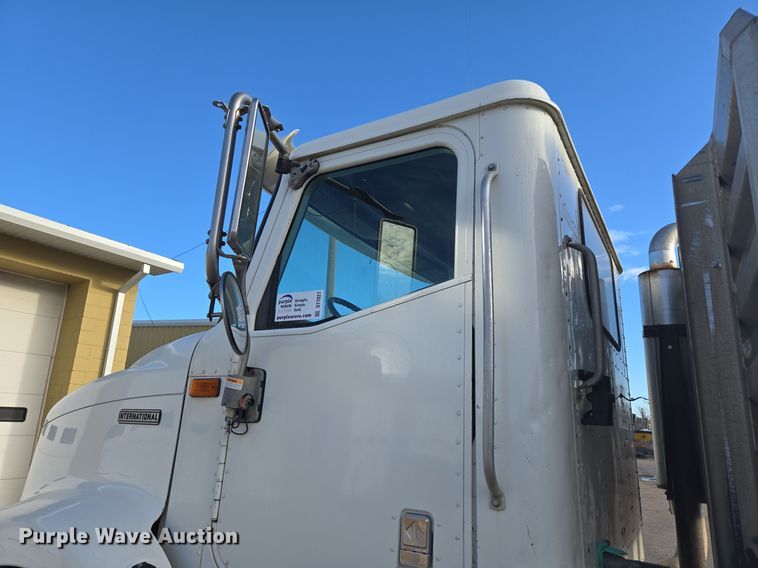 image for item DT7027 2001 International 9100i semi truck